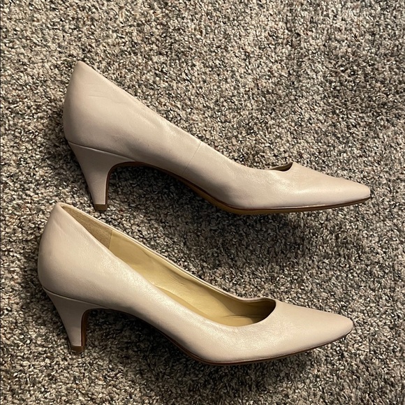 Naturalizer Women's Classic Cream Heels - Picture 2 of 6